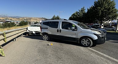 Otomobilin çarptığı 1 kişi öldü, 2 kişi yaralandı