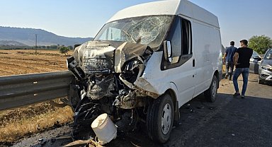 Traktörle panelvan çarpıştı: 1 kişi öldü, 2 kişi yaralandı