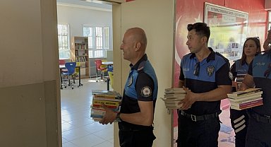 Adana'da polis öğrencilerle aynı sıralarda kitap okudu