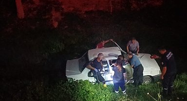 Dere yatağına düşen otomobildeki 2 kişi yaralandı