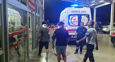 Kozan'da 2 otomobil çarpıştı 6 kişi yaralandı