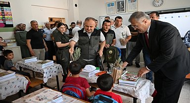 Öğrencilere fidan ve kırtasiye hediyesi