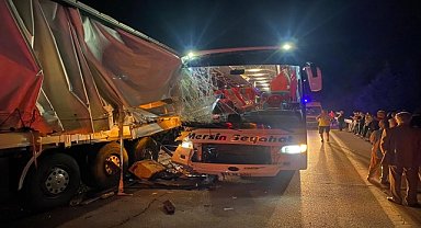 YOLCU OTOBÜSÜ TIRA ÇARPTI: 3 YARALI