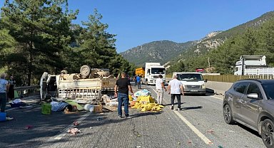 Adana'da devrilen kamyonetteki 6 kişi yaralandı