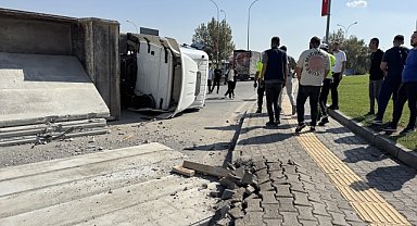 Beton blok yüklü tır devrildi