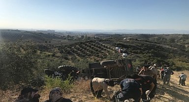 Devrilen traktördeki 4 kişi yaralandı