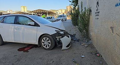 Duvara çarpan otomobilin sürücüsü yaralandı