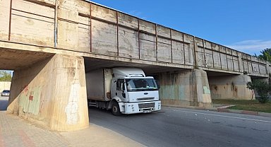 Kamyon köprü altında sıkıştı