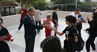 KIZ ÖĞRENCİLERİNE KARANFİLLİ KARŞILAMA
