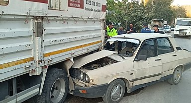 PARK HALİNDEKİ KAMYONETE ÇARPTI