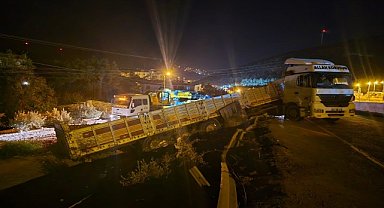 Şarampole düşen tırdaki domatesler yola saçıldı