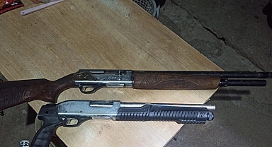 2 ruhsatsız tüfek ile el bombası ele geçirildi