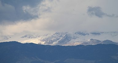 Aladağ'da yüksek kesimleri beyaza büründü