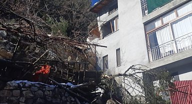 FEKE'DE KAYA YUVARLANDI: 2 EVDE HASAR VAR