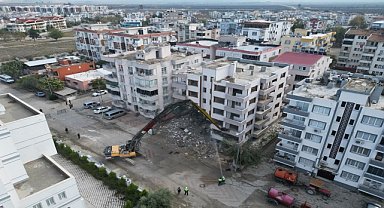 Orta hasarlı binaların yıkımı sürüyor