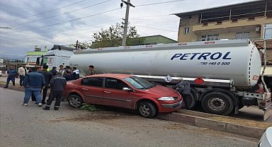 Tır seyir halindeki otomobile çarptı
