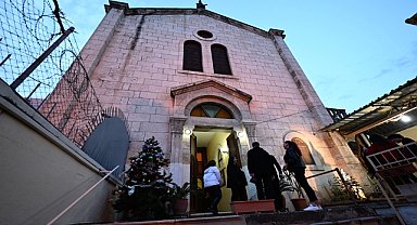 Adana'da Bebekli Kilisesi'nde Noel ayini