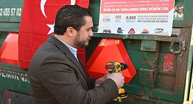 Kadirli'de traktör sürücülerine reflektör dağıtıldı