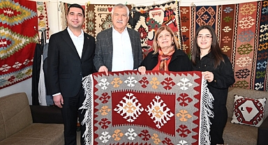 Karalar’a kilim hediyesi