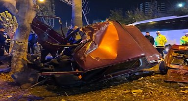 Adana'da ağaca çarpan otomobilde 2 ölü, 1 yaralı