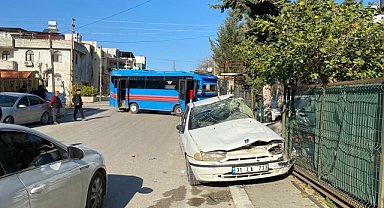 Adana'da otomobil ile halk otobüsü çarpıştı, 6 kişi yaralandı