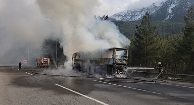 Adana'da seyir halindeki yolcu otobüsü yandı