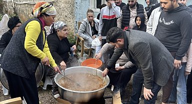 Adana'da vatandaşlar Ferdi Tayfur için helva dağıttı
