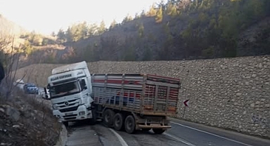 AKKAYA'DA TIR MAKASLAYARAK KAZA YAPTI