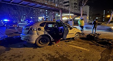 AYDINLATMA DİREĞİNE ÇARPTI