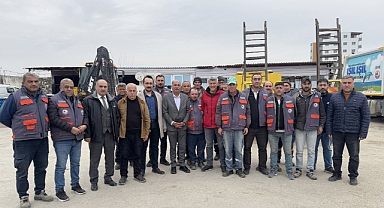 Başkan Altıok'tan işçilere yelek hediyesi