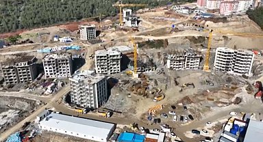 Deprem konutlarının yapımı sürüyor