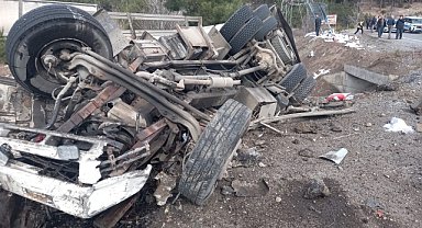 Devrilen kamyonun altında kalan sürücü öldü