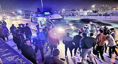 Motosikletin çarptığı 3 yayadan 1'i öldü