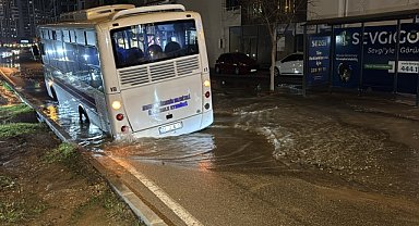 Otobüs su borusunun patlamasıyla oluşan çukura düştü
