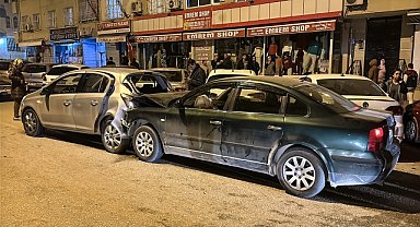Otomobil park halindeki araçlara çarptı, 3 kişi yaralandı