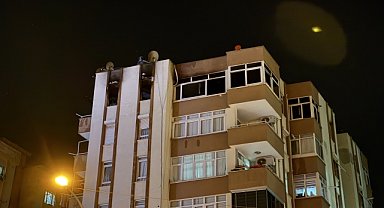 OTURDUĞU EVİ ATEŞE VERDİ