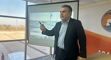 ULUGTÜRKKAN FUARDA KİTAPLARINI İMZALADI