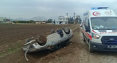Adana'da tarlaya devrilen otomobilin sürücüsü yaralandı