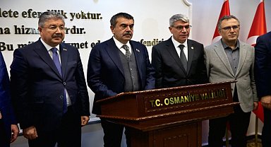 BAKAN ÇANTA HEDİYE ETTİ!