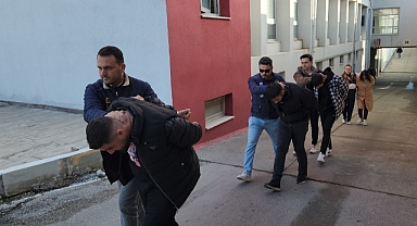 İNTERNET DOLANDIRICILARI POLİSE YAKALANDI
