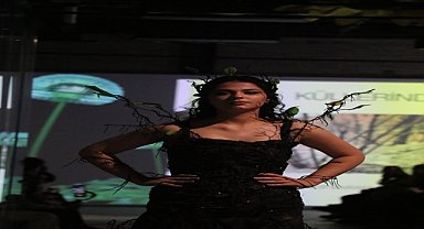Kumaşlardan yapılan elbiselerle defile düzenlendi