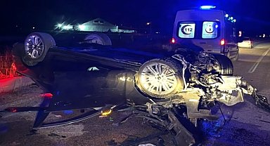 Refüje çarpıp devrilen otomobildeki iki kişi yaralandı