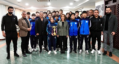 ŞAMPİYON GENÇLERDEN BAŞKAN TEKİN’E ZİYARET