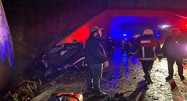 Üst geçitten düşen otomobildeki 2 kişi yaralandı