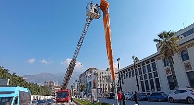Yamaç paraşütçüleri aydınlatma direğine takıldı