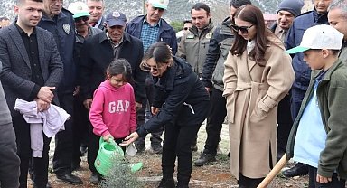 Feke'de öğrenciler fidan dikti