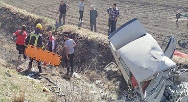 İki otomobil çarpıştı: 3 kişi öldü, 3 kişi yaralandı