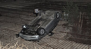 İnşaat temeline düşen otomobildeki 2 kişi yaralandı