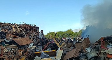 KOZAN'DA HURDACIDA YANGIN ÇIKTI