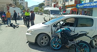 Motosiklet ile otomobil çarpıştı: 2 yaralı